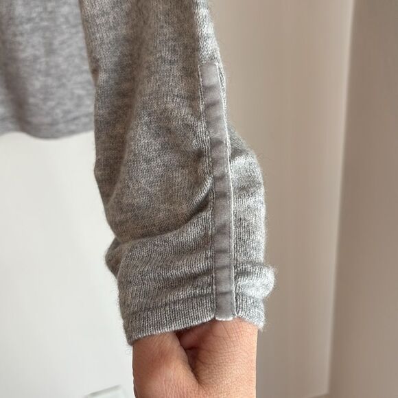 J. McLaughlin Women’s 100% cashmere Soft Gray Knit crewneck Sweater XS EUC! - Picture 4 of 7